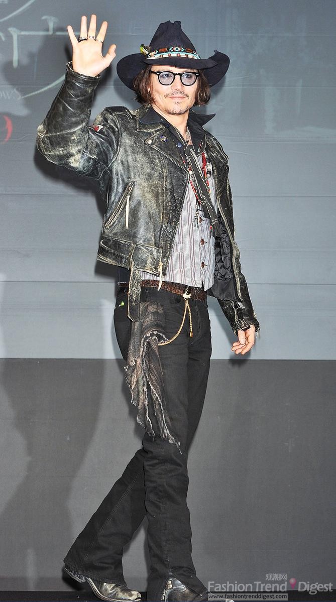 1. 2012年5月13日，《黑暗陰影》日本東京新聞發布會上，約翰尼•德普（Johnny Depp）選擇了一件破舊的機車夾克，戴上海盜帽，代表的是垃圾搖滾元素。