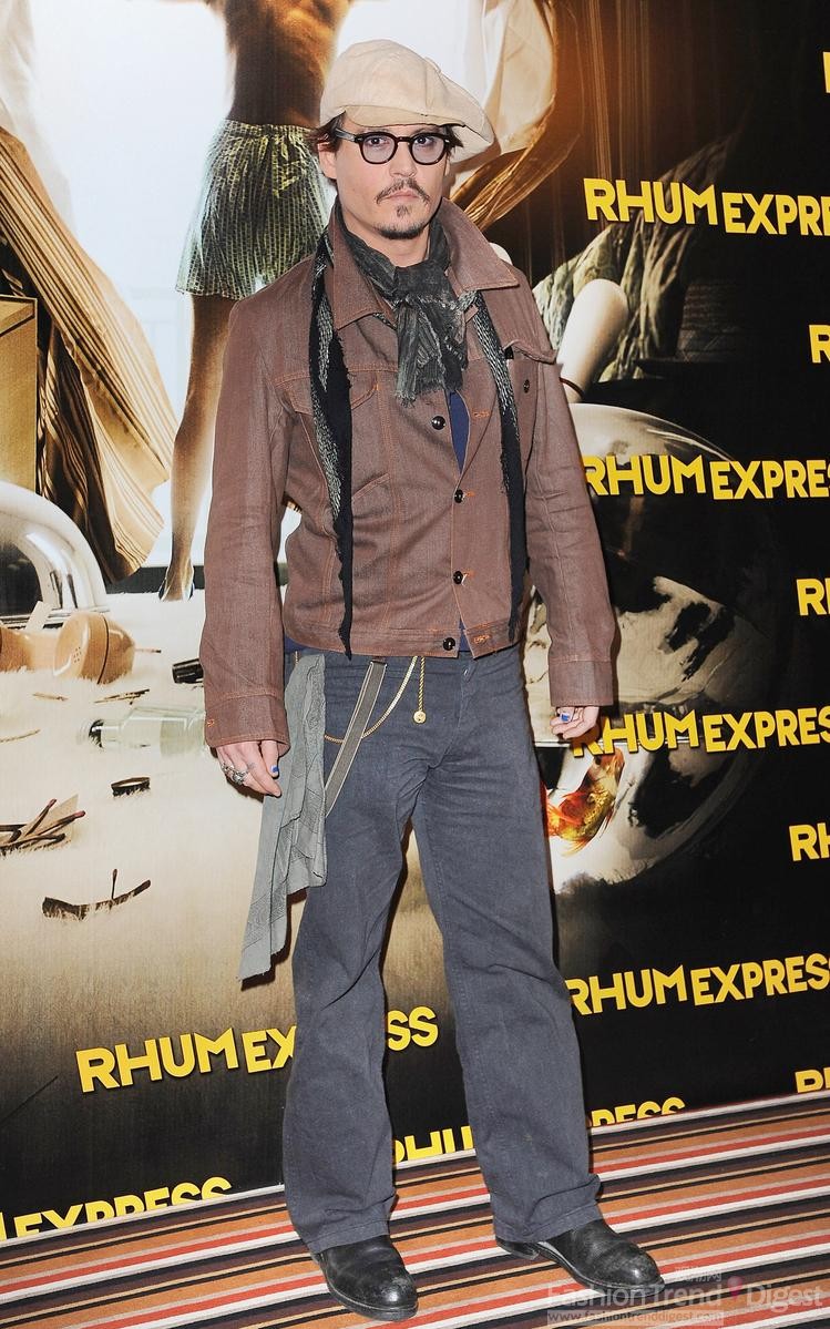 4. 2011年11月8日，約翰尼•德普（Johnny Depp）參加電影《Rhum Express》法國巴黎首映式，他穿著的是深棕色夾克和藍色長褲，歪戴一頂鴨舌帽，隨處可見的事多出來的布條。
