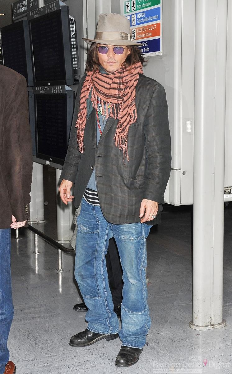 12. 2011年3月2日，機場上的約翰尼•德普（Johnny Depp）選擇了一件黑色西裝搭配牛仔褲，別難過用珊瑚粉圍巾系在脖子上，是不是有點太娘了。