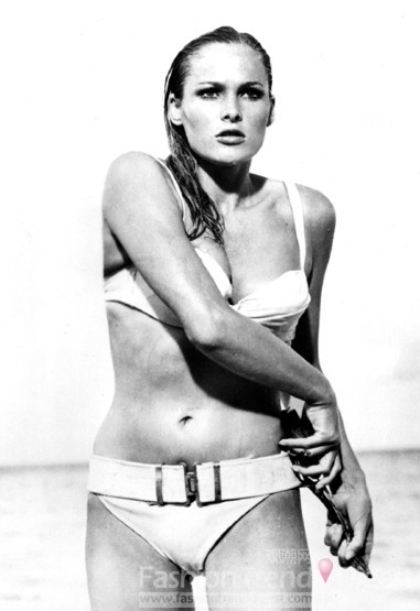 1. 在《Dr. No》中烏蘇拉•安德絲（Ursula Andress）穿的那件白色運動系比基尼，在她身上顯示出一種無與倫比的魅力。