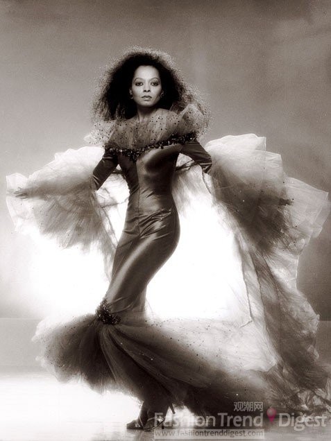 6. 戴安娜•罗斯（Diana Ross）<br>
在Diana Ross 之前，黑人女性几乎没有时尚偶像（Josephine Baker 是个例外）；但The Supremes 的出现改变了一切。戴安娜•罗斯和她的团员将华丽和美引入摇滚的世界中，在她们之前的女艺人都或多或少地在和男艺人叫板，Supremes却反其道而行之，服装和音乐都极度女性化。或许夸张的眼妆、假发和满是钉珠的舞台服算不上创举，但戴安娜•罗斯让它们真正融入了美国的流行文化。OprahWinfrey 说，如果没有戴安娜•罗斯，就不会有今天的她。<br>
<br>
标志性时装：紧身连衣裙、皮草、头巾、宽松的长礼服、流苏配饰<br>
<br>
