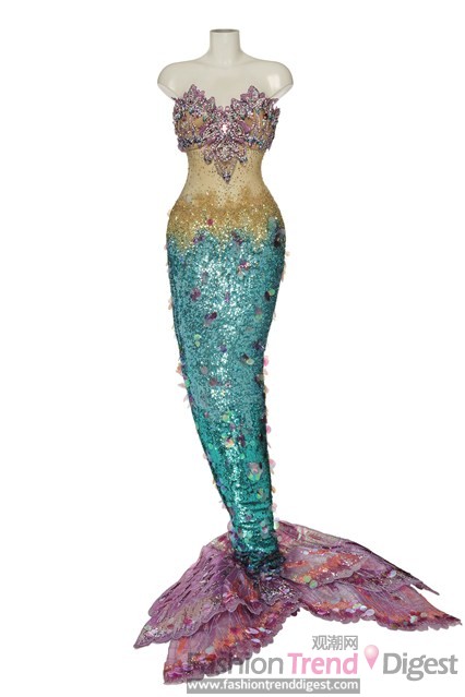 5. 凱蒂•佩里（Katy Perry）的美人魚禮服<br>
施華洛世奇水晶點綴，這件美人魚禮服由Furne One設(shè)計，在2012年GHD廣告大片中凱蒂•佩里（Katy Perry）就穿著這件禮服，當(dāng)時是由時尚攝影師David LaChapelle掌鏡。<br>
<br>
估價: £2,000-£3,000 <br>
