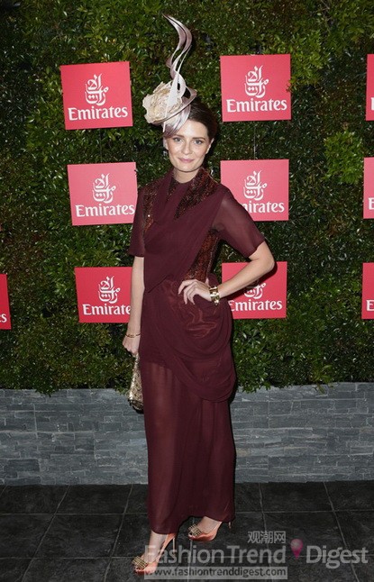 5. 米莎•巴顿 (Mischa Barton) 在墨尔本赛马日上选择了一顶奇怪的帽子，与她整身酒红色薄纱礼服并不搭配。