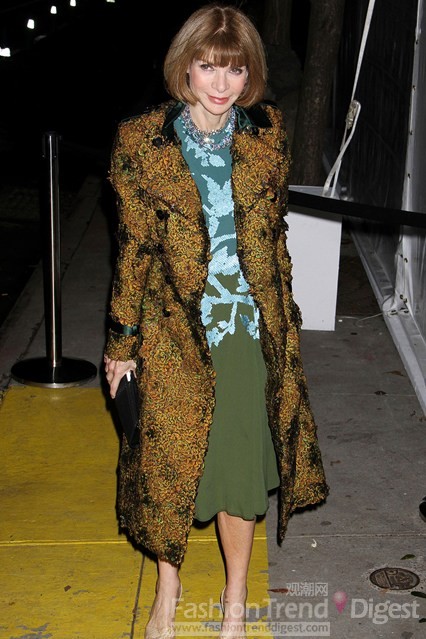 8. 安娜•溫圖爾 (Anna Wintour)身著亮片點(diǎn)綴的綠色禮服，外搭Burberry長(zhǎng)款外套，盡顯優(yōu)雅的知性氣質(zhì)。