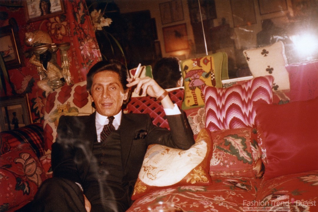 2. 一张从未公开的设计师在的Diana Vreeland家里的肖像照。