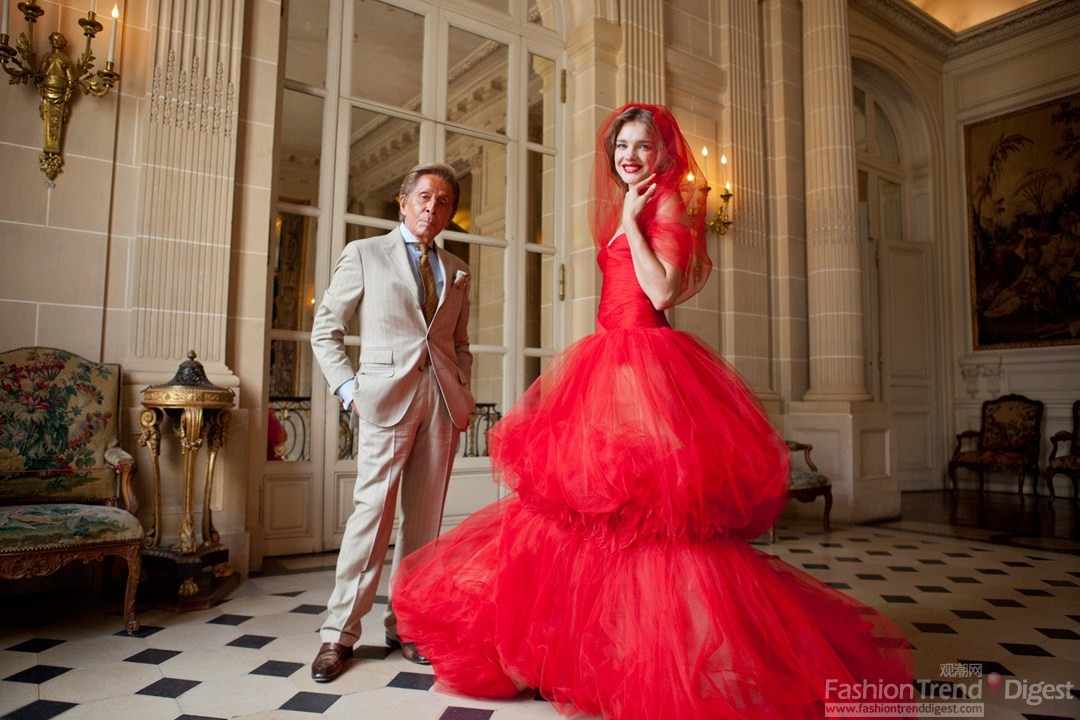 4. Valentino Garavani 和Natalia Vodianova在巴黎博物馆。