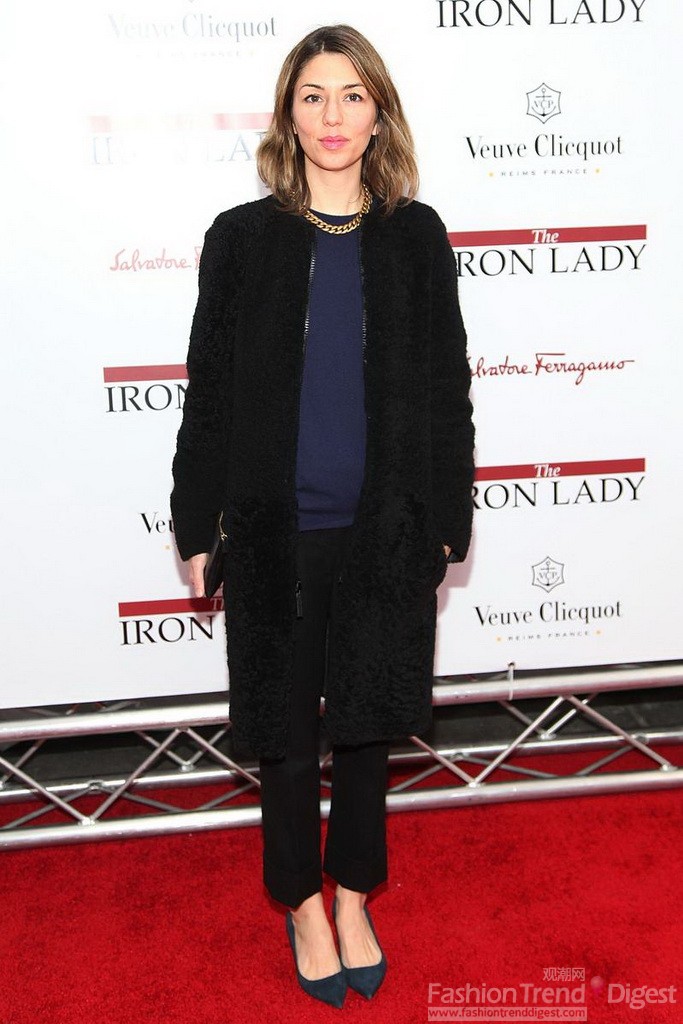 3. 2011年12月13日，《铁娘子》纽约首映式上，索菲亚-科波拉(Sofia Coppola)身将黑色毛呢外套搭在蓝色打底衫上，低调中尽显优雅感。