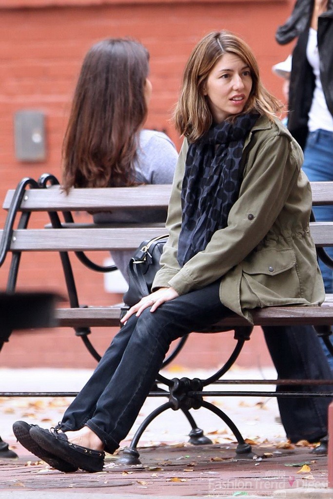 4. 2011年10月12日，私下里索菲亚-科波拉(Sofia Coppola)喜欢舒适休闲的着装风格，一件卡其色外套和牛仔裤、豹纹丝巾是她的最爱。
