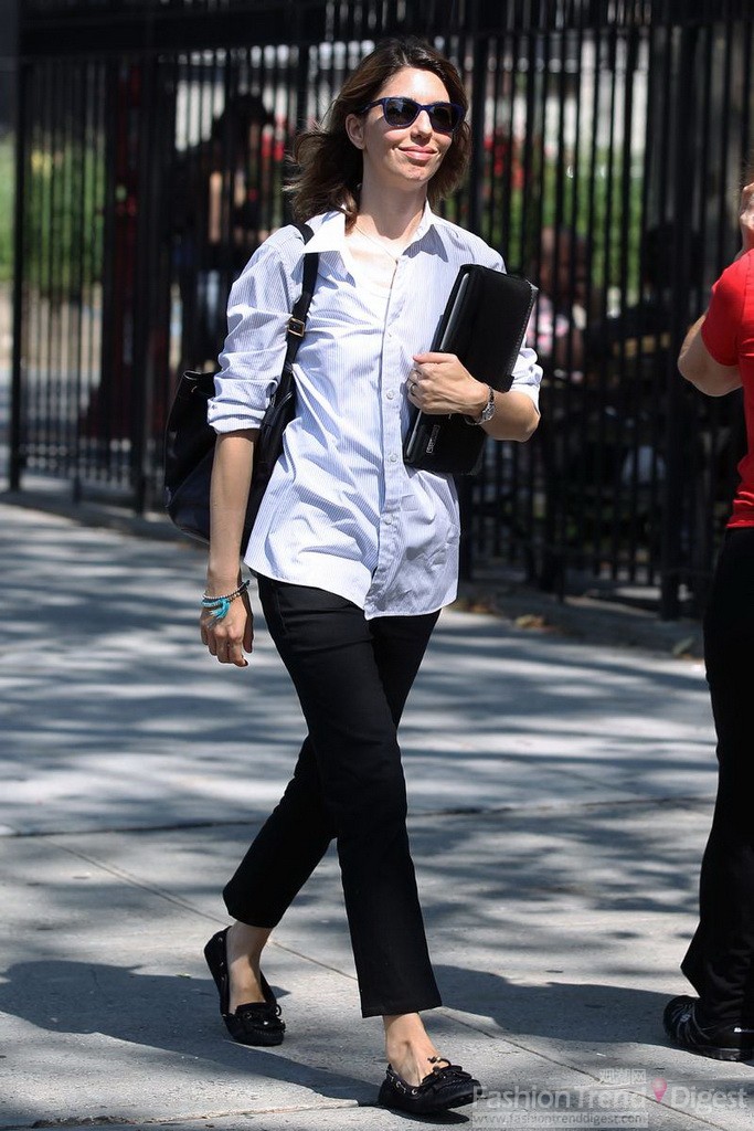 6. 2011年9月12日，纽约街头的索菲亚-科波拉(Sofia Coppola)喜欢校园风，衬衫、黑色长裤一件都不能少。
