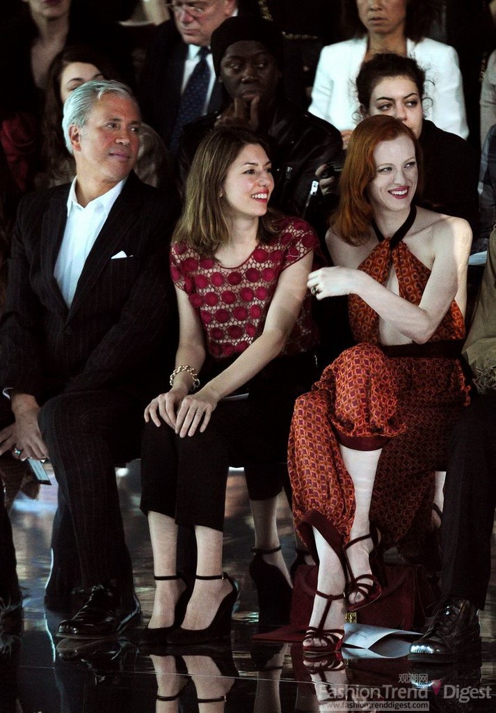 9. 2011年2月14日，索菲亚-科波拉(Sofia Coppola)与Karen Elson共同出席Marc Jacobs 2012秋冬秀场，身着玫红色镂空上衣的她显得格外迷人。