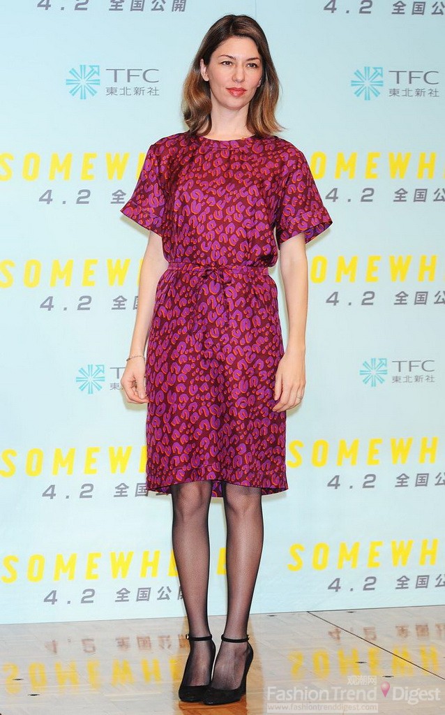 10. 2011年1月19日，日本东京某活动上，索菲亚-科波拉(Sofia Coppola)选择了一件桃色印花裙来凸显出独特的女人味儿。