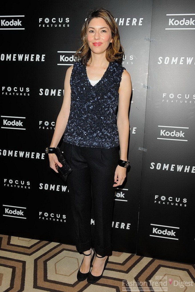 12. 2010年12月12日，《在某处》纽约首映式上，索菲亚-科波拉(Sofia Coppola)身着蓝色亮片背心搭配黑色长裤，十分优雅。