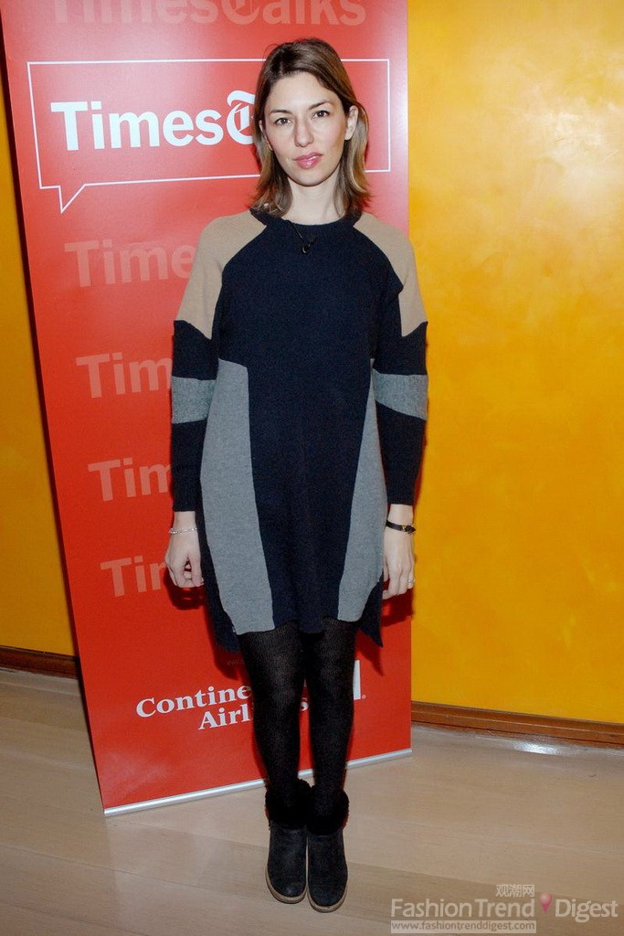 11. 2010年12月13日，》Sofia Coppola和Stephen Dorff在纽约时报的对谈》活动上，索菲亚-科波拉(Sofia Coppola)选择了一件拼色毛衣裙，舒适且时髦。