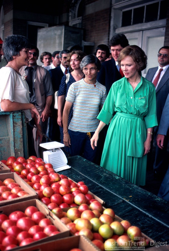 2. 1979年7月，希拉里克林顿(Hillary Clinton)跟随在美国前第一夫人萨琳•卡特（Rosalyn Carter），她身着的事一件海军蓝波尔卡圆点裙装。