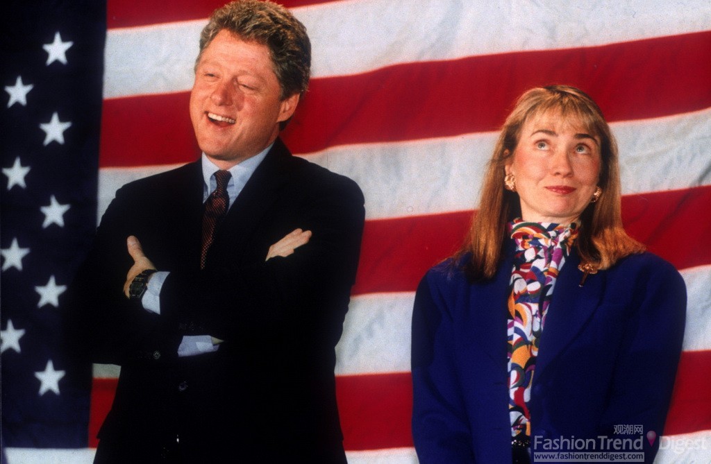 4. 1992年1月，希拉里克林顿(Hillary Clinton)在新罕布什尔州选择了一件蓝色西装搭配印花衬衫。