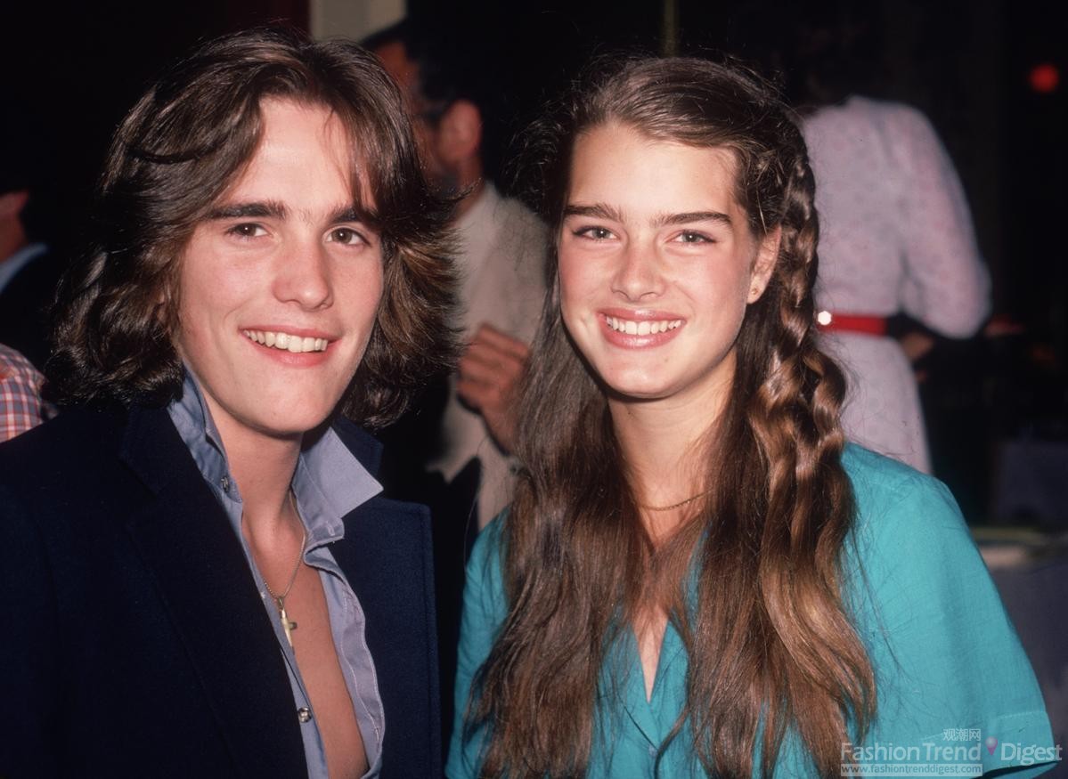 4. 1980年2月1日，波姬•小丝（Brooke Shields）参加马特•狄龙（Matt Dillon）的生日派对，两位可谓是郎才女貌。