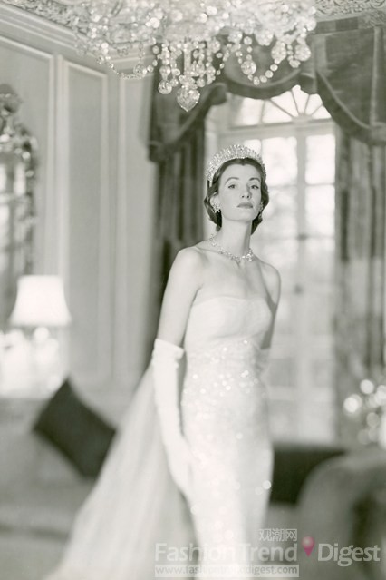 4. 1950年<br>
Wenda Parkinson身著的是Norman Hartnell的白色婚紗。<br>
