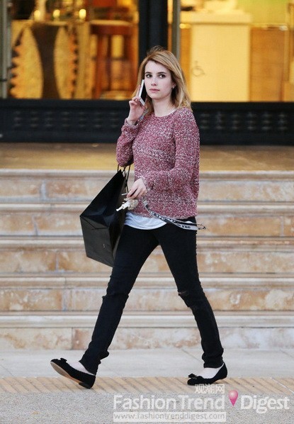 10. 艾瑪•羅伯茨 (Emma Roberts) 雖然很漂亮，但是在穿著上希望再加強，本周街頭的她選擇的是一件慵懶的玫瑰紅毛衣搭配黑色長褲，就算是逛街也太隨便了。
