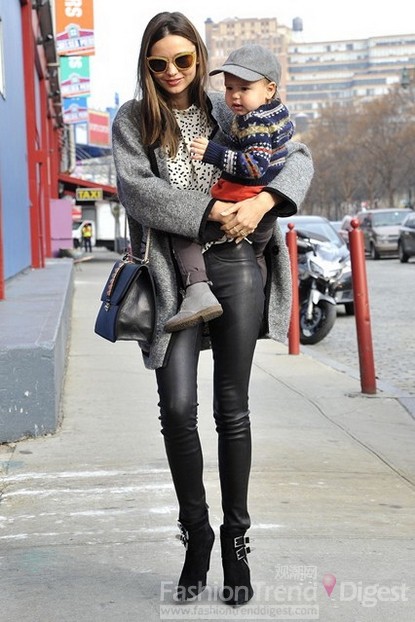 8. 最近超模米蘭達•可兒 (Miranda Kerr)常常抱著自己的兒子Flynn出街，皮革長褲、印花死沉襯衫和灰色毛呢外套，不愧為標準的時尚辣媽。<br>
<br>
