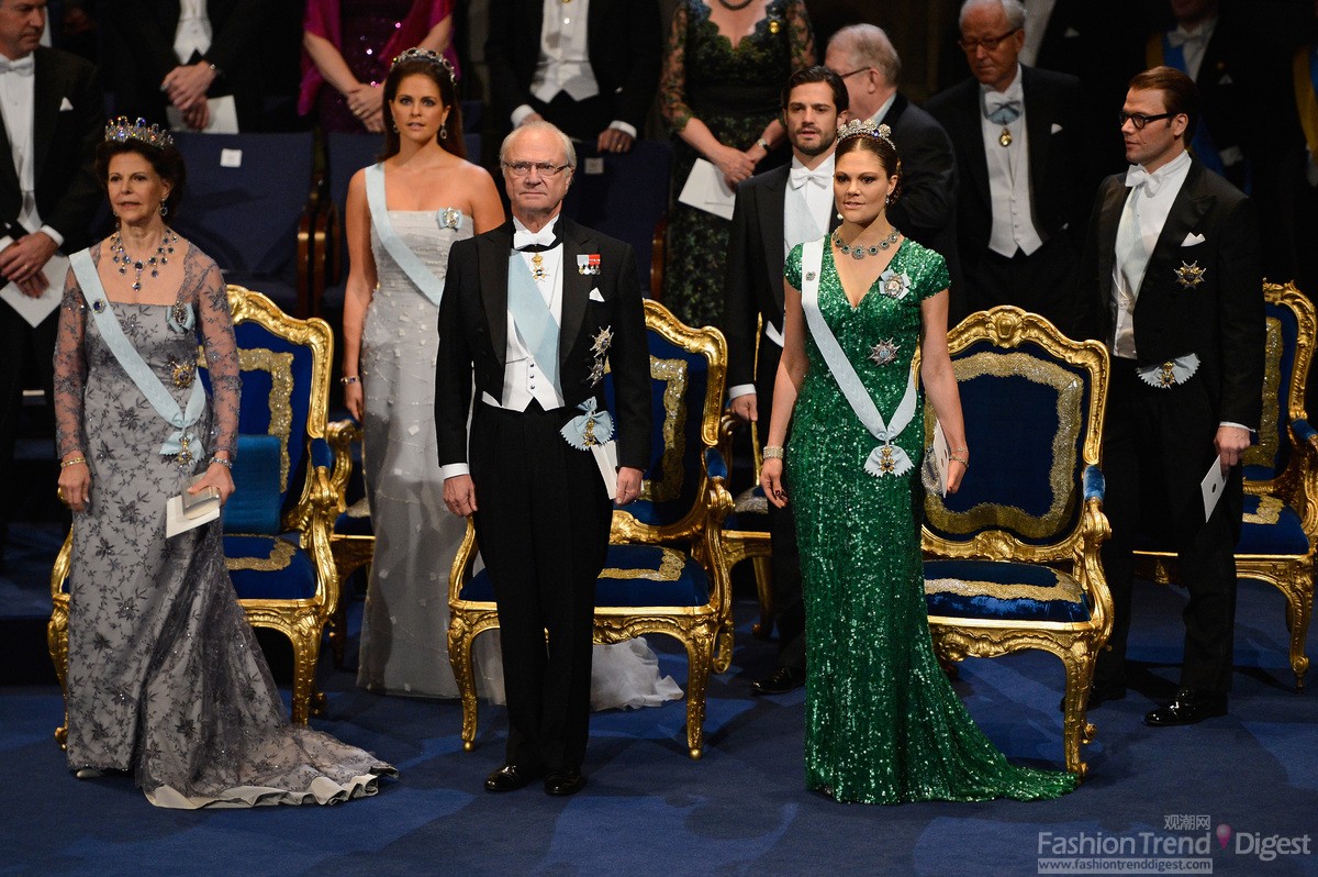 5. 瑞典皇后Silvia 、瑞典国王Carl XVI Gustaf和瑞典公主Victoria（第一排从左至右）<br>
瑞典公主Madeleine 、瑞典王子Carl Philip和瑞典王子Daniel（第二排从左至右）  <br>
瑞典皇室一家子，看起来那么的和谐，女性有着相同的齐地长裙款式，而男士都是黑色西服，整体给人端庄的感觉。<br>
