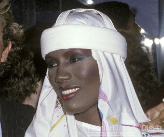 2.格蕾丝•琼斯（Grace Jones）<br>
在这里我们有格蕾丝•琼斯1978年在一个聚会上的造型图片,她白色的头巾,海军蓝的眼影,和浆果红色的口红带来了戏剧般的效果。<br>
