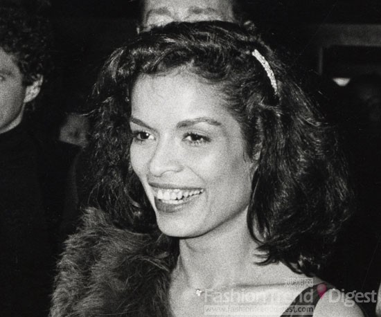 9. 比安卡•贾格尔（Bianca Jagger）<br>
她也许是去俱乐部去的最频繁的顾客,比安卡贾格儿用一个闪亮的发夹将她墨黑的波浪卷发夹住一部分，格外亮眼。<br>
