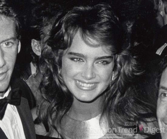 10. 布鲁克雪德丝（Brooke Shields）<br>
在20世纪80年代与著名时尚品牌卡尔文•克莱恩（Calvin Klein）为伴的她，画上了自己合适深邃的眼影，打造了性感且有羽毛质感的头发和眉毛。<br>
