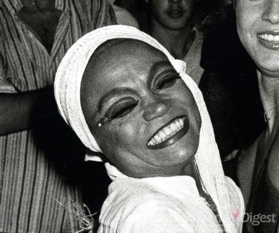 19. 艾萨•凯特（Eartha Kitt）<br>
她有着如同厄撒一样着重添加深深痕迹的眉毛，还有深色的眼妆,华丽的微笑，这都是属于她的特点。<br>
