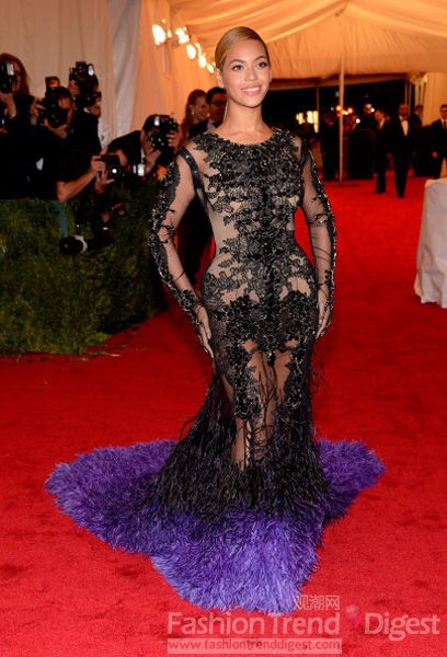 2. 碧昂斯(Beyonce)<br>
大都会艺术博物馆的时装学院庆典上，碧昂丝身着Givenchy Haute Couture黑色几近全透视的礼服的衬托下，宛如女王驾到，水晶刺绣和黑色蕾丝的细节一展女王的奢华气场，裙摆超长的紫色渐变羽毛像孔雀精灵般令人神往。<br>
