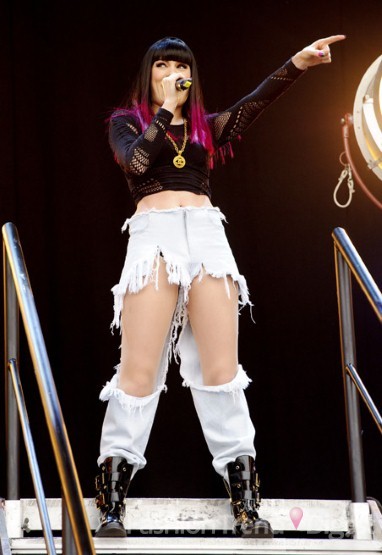 14. Jessie J<br>
流行歌手Jessie J,存在一个与Krazee同样的衣着方式。我们真的不知道从哪里开始改变她,所以我们往后只能沉默的看着她奇怪的着装。<br>
