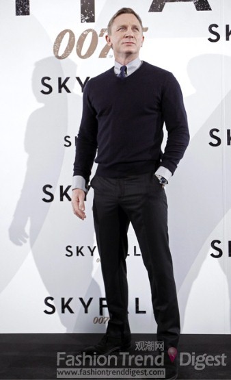 6．丹尼尔•克雷格（DANIEL CRAIG）<br>
汤姆•福特（Tom Ford）提供适合他的最新造型“Skyfall”,丹尼尔克雷格总是去定制衣服。继续这个完美的自己的红地毯之旅，在“龙纹身的女孩”宣传上,克雷格将他尖锐的西装制服和整齐的编织混合起来，十分舒适。干得好,邦德先生。<br>
