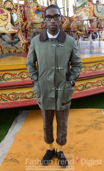 8. TINIE TEMPAH<br>
Tinie Tempah，他在舞台上穿着短裤和圆点花纹图案的大衣。作为英文说唱歌手，能进入这个榜单的不多，然而领结和时髦的套装则带他成为最佳着装名单中的一员。<br>
