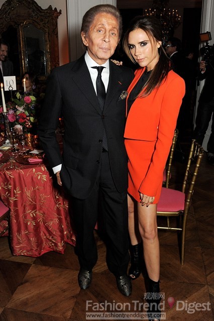 21. 11月: Valentino展览会开幕<br>
Valentino Garavani举办了一场名为Somerset House展览，吸引了Victoria Beckham, Alexa Chung和Edie Campbell等明星前来捧场。<br>
