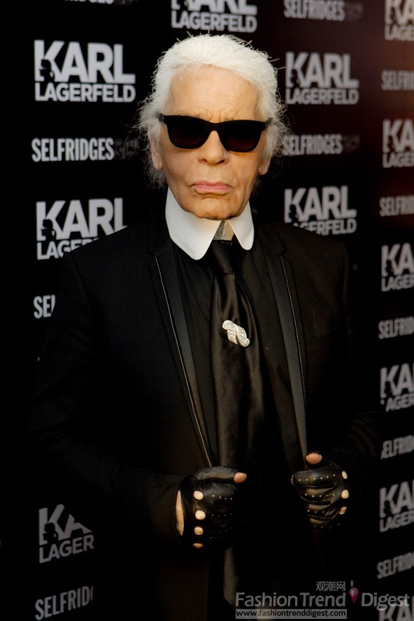 1. Karl Lagerfeld关于皇室贵族和时尚规则的语录<br>
Karl Lagerfeld说：“凯特米德尔顿（Kate middleton）拥有最曼妙的身材，而她的妹妹皮帕米德尔顿的脸蛋让他很不喜欢，Carole是非常性感的，而她的妈妈比两个女儿都要性感。另外他对帽子情有独钟，对于纹身他认为是可怕的，如果你年轻或者是身材好是可以纹身的。对于工作他始终保持着热情，否则一旦退休，他认为他会死去。”<br>
