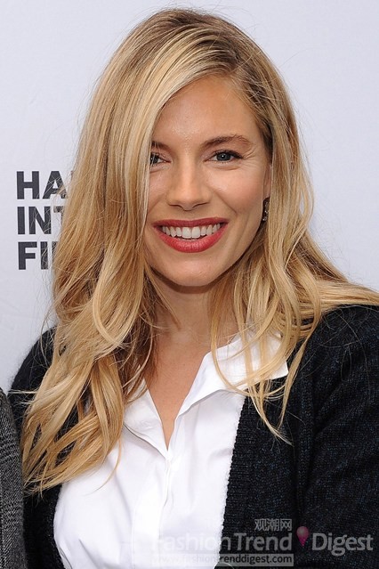 5. Sienna Miller 的美丽灾难的语录<br>
“当我16岁的时候，我就留有辫子头，在沙滩上我经常在辫子后扎上蓝色珠子，然后咬在牙齿里玩。”<br>
