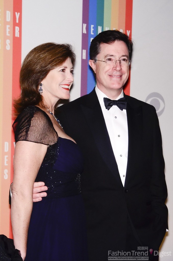 9. 伊夫林•麦吉•科尔伯特（Stephen Colbert）和斯蒂芬•科尔伯特（Evelyn McGee-Colbert Stephen Colbert）。俊男美女，绅士与淑女，黑西服与深蓝微闪的坠地裙，如此合拍。他们用灿烂的笑宣示什么是爱的幸福。