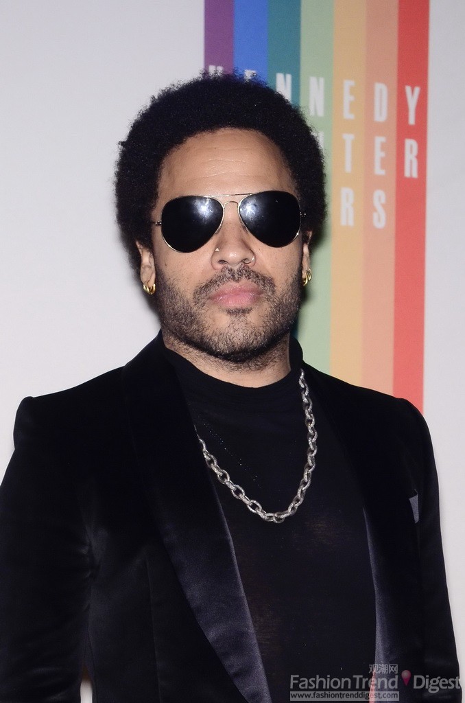 16. 蓝尼•克罗维兹（Lenny Kravitz），在一众白衬衫黑西服里，蓝尼的黑衬衫如此显眼，加上复古的蛤蟆镜，整个人就表达出一个酷字。