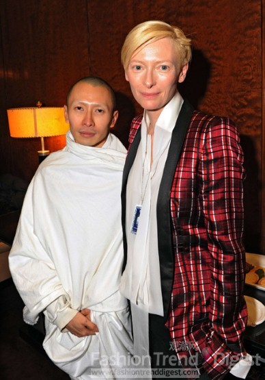 7. 蒂尔达•斯维顿 (Tilda Swinton)再次选择了Haider Ackermann格纹外套，彰显出无与伦比的中性魅力。