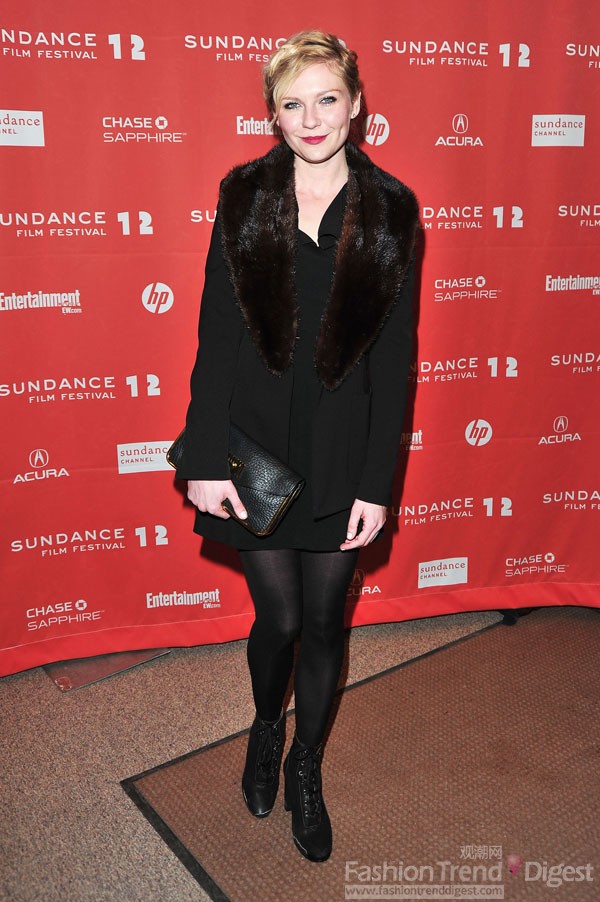 2. 克里斯汀•邓斯特 (Kirsten Dunst) 参加电影《Bachelorette》 首映式时，身穿了一件Derek Lam皮草领大衣和Roland Mouret裙子，Chloe靴子与同品牌手包，反倒多了份成熟女人的稳重感。<br>
<br>
 