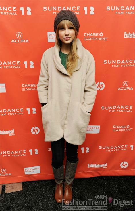 5. 泰勒•斯威夫特（Taylor Swift）身着一件米色大衣和及膝靴出席电影节，看来明星们更多是为了保暖，不过休闲的随性感也是明星所喜欢的。 