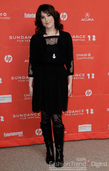 13. 梅兰恩林斯基（Melanie Lynskey）选择的是一件黑色蕾丝小礼服，搭配黑色军靴，非常端庄。 