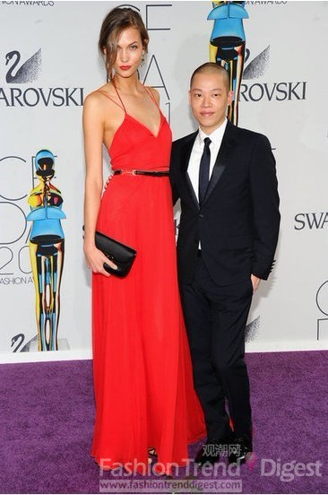 3. 卡莉•克劳斯 (Karlie Kloss)与设计师Jason Wu参加2012 CFDA颁奖典礼合照，她身着Jason Wu礼服，红色礼服的柔美感与她高贵凌厉并蕴含妩媚的身影浑然一体。 