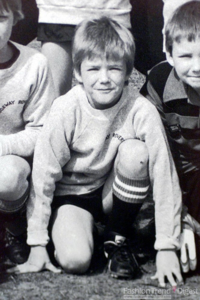1. 1985 年大衛(wèi)•貝克漢姆 (David Beckham) 正好10歲，他已經(jīng)是少兒足球隊的一員了。 