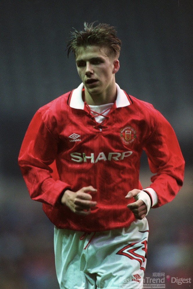 2. 1993年4月，18歲的大衛•貝克漢姆 (David Beckham) 已經開始正式踢足球了，年輕的他可以用帥氣來形容。 