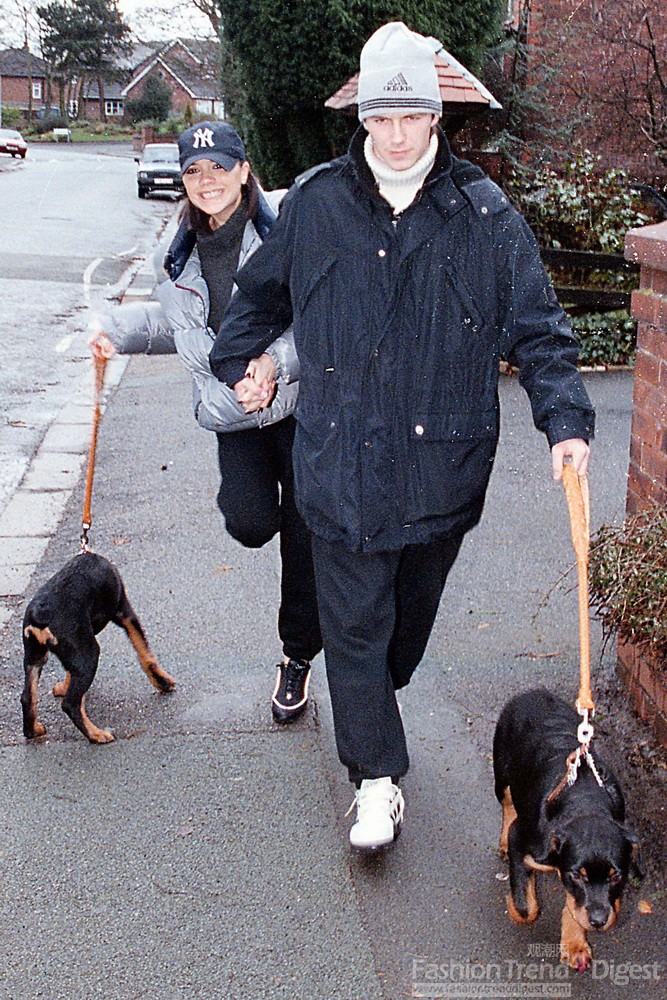 3. 1997年12月，大衛•貝克漢姆 (David Beckham)與維多利亞以及兩只小狗一起約會，多少還有些青澀的模樣。 