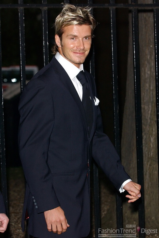 7. 2002年10月大衛•貝克漢姆 (David Beckham)身著一套藍色燕尾西裝，儒雅而帥氣。 