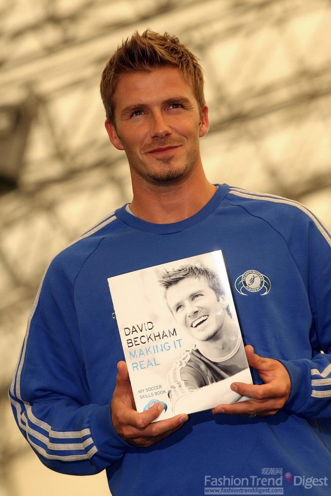 10. 2006年9月大衛(wèi)•貝克漢姆 (David Beckham)推出了自己的新書(shū)，留有絡(luò)腮胡的他更有男人味了。 
