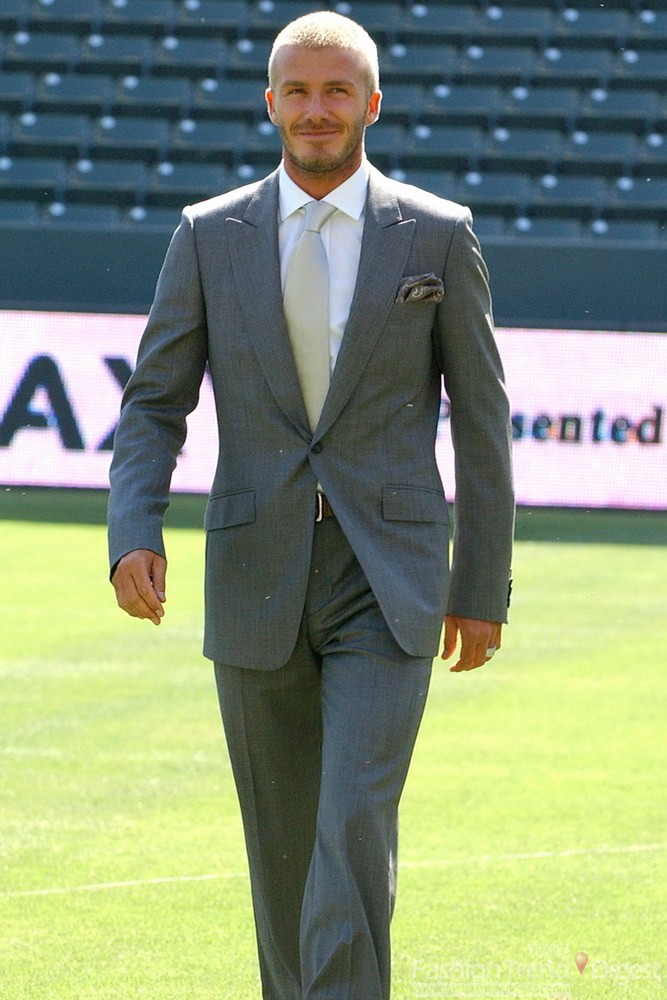 11. 2007年7月，大衛•貝克漢姆 (David Beckham)身著一套灰色西裝帥氣地走在球場上。 