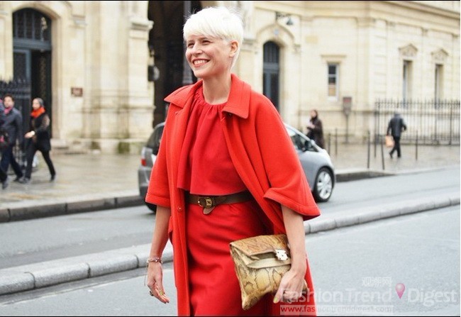 2. 开运红色大衣给2012年带来好运气，同时搭配一款大号的蟒蛇纹手包也不错哦。 