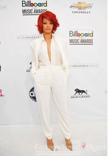 3. 在2011年Billboard音樂頒獎禮上，蕾哈娜(Rihanna)又是一套全白的Max Azria西裝，<br>
彰顯簡潔明快的自我個性。<br>
 